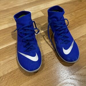 Nike Mercurial futsal shoes. Blue with silver accents. Mens 7 euro 40.